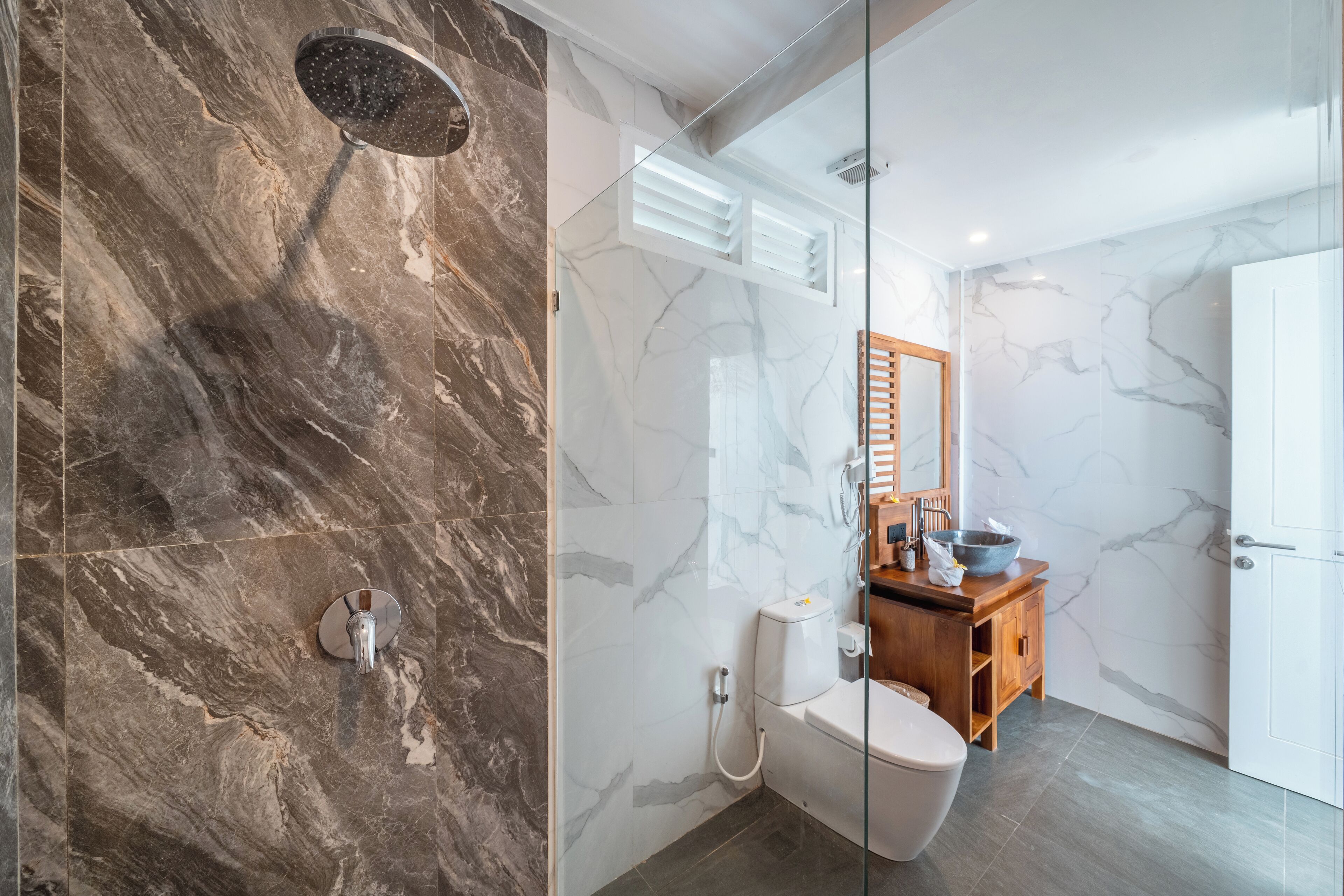 Ein modernes Badezimmer mit Dusche, Toilette und Waschbecken.