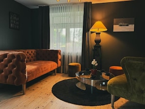 Una Smart TV, una chimenea, libros