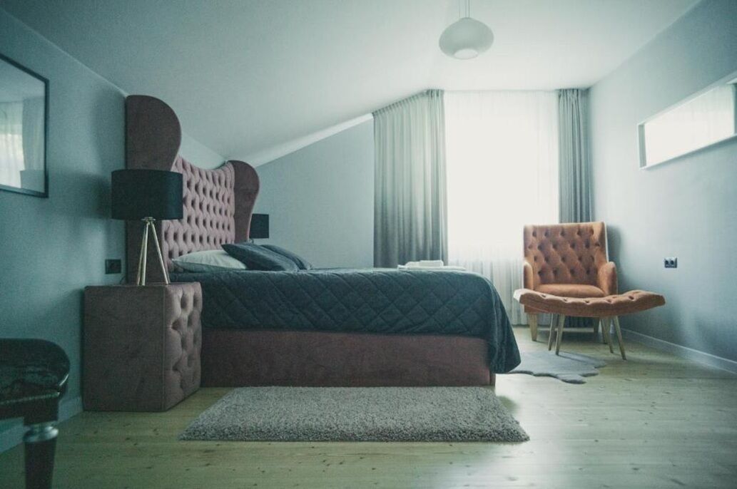 5 bedrooms, iron/ironing board, WiFi, bed sheets