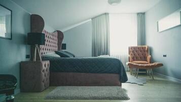 5 bedrooms, iron/ironing board, WiFi, bed sheets
