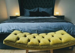 Tabla de planchar con plancha, wifi, ropa de cama