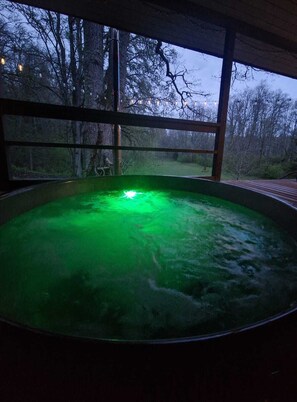 Bañera de hidromasaje al aire libre