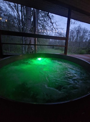 Bañera de hidromasaje al aire libre