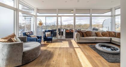 118 Lower Mill Estate. Sleeps 12, Lake Views & Spa