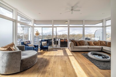 118 Lower Mill Estate. Sleeps 12, Lake Views & Spa