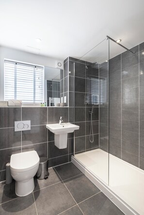 Dusche, Haartrockner, Handtücher, Seife