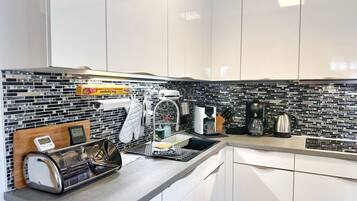 Kühlschrank, Mikrowelle, Ofen, Herdplatte