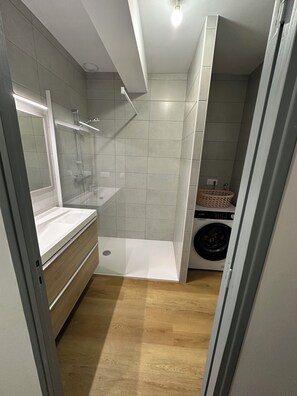 Shower, hair dryer - Air-conditioned apartment (Château-Arnoux-Saint-Auban)