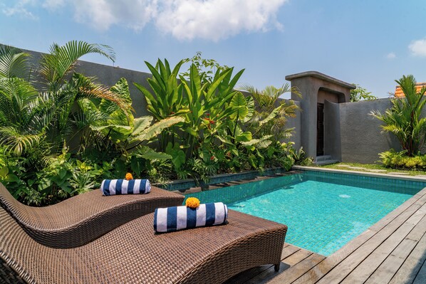 Outdoor pool, pool loungers - Watu Villa Ubud (Ubud)