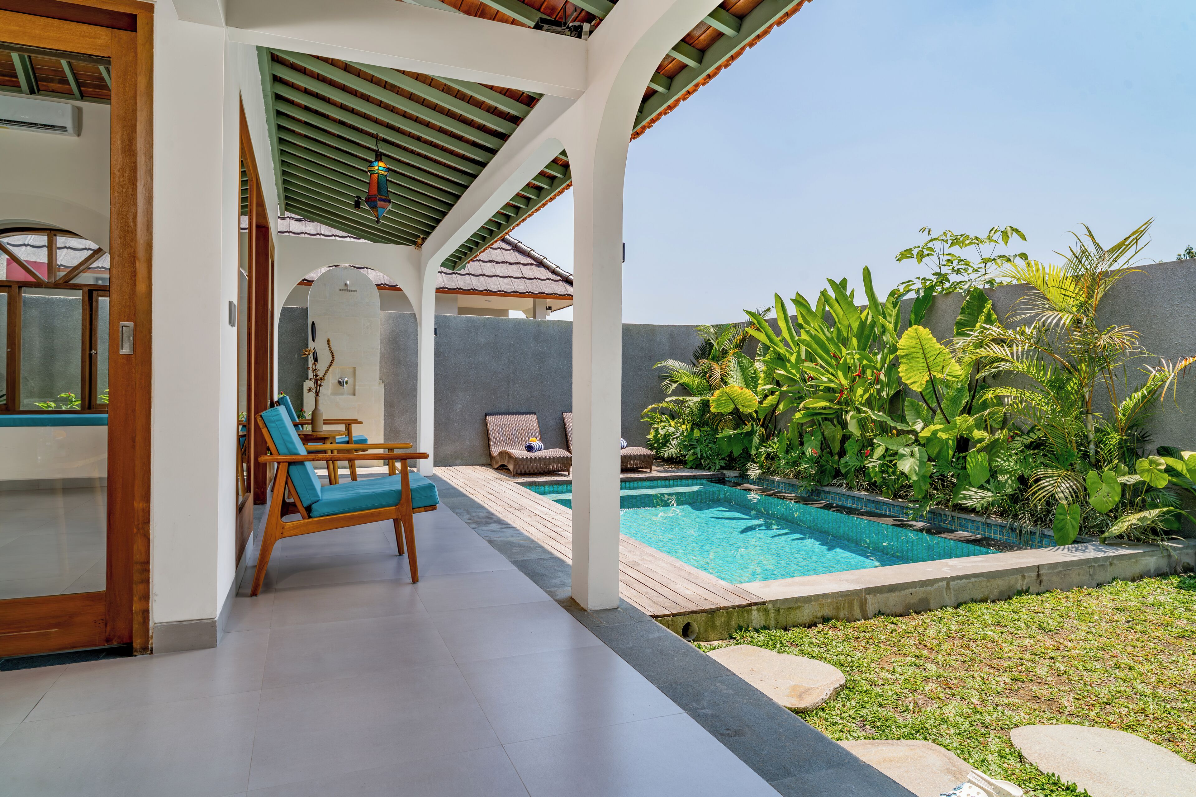 Alberca al aire libre y camastros 