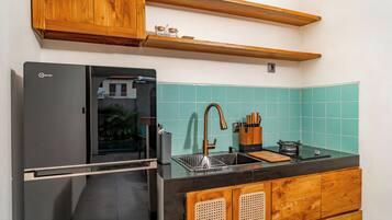 Lemari es besar, kompor, dan peralatan masak/sendok-piring