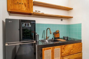 Refrigerador con freezer, placa de cocina, utensilios de cocina
