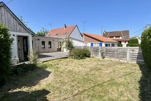 A residential area with houses, a wooden fence, and a grassy yard. - 🌿 Hozanna - Chic & charming interlude in Le Crotoy 🌿 (LE CROTOY)