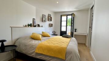 2 bedrooms, travel crib