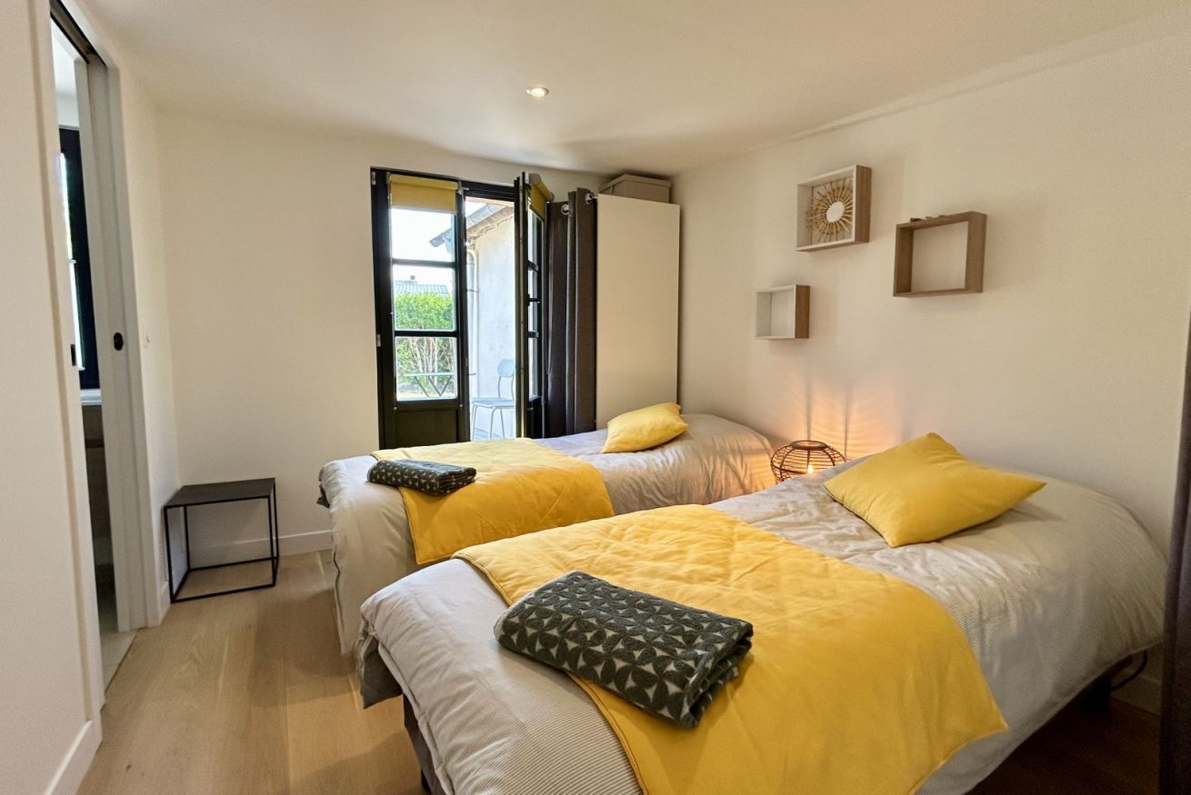 2 Schlafzimmer, Reisekinderbett