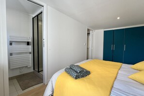 2 Schlafzimmer, Reisekinderbett