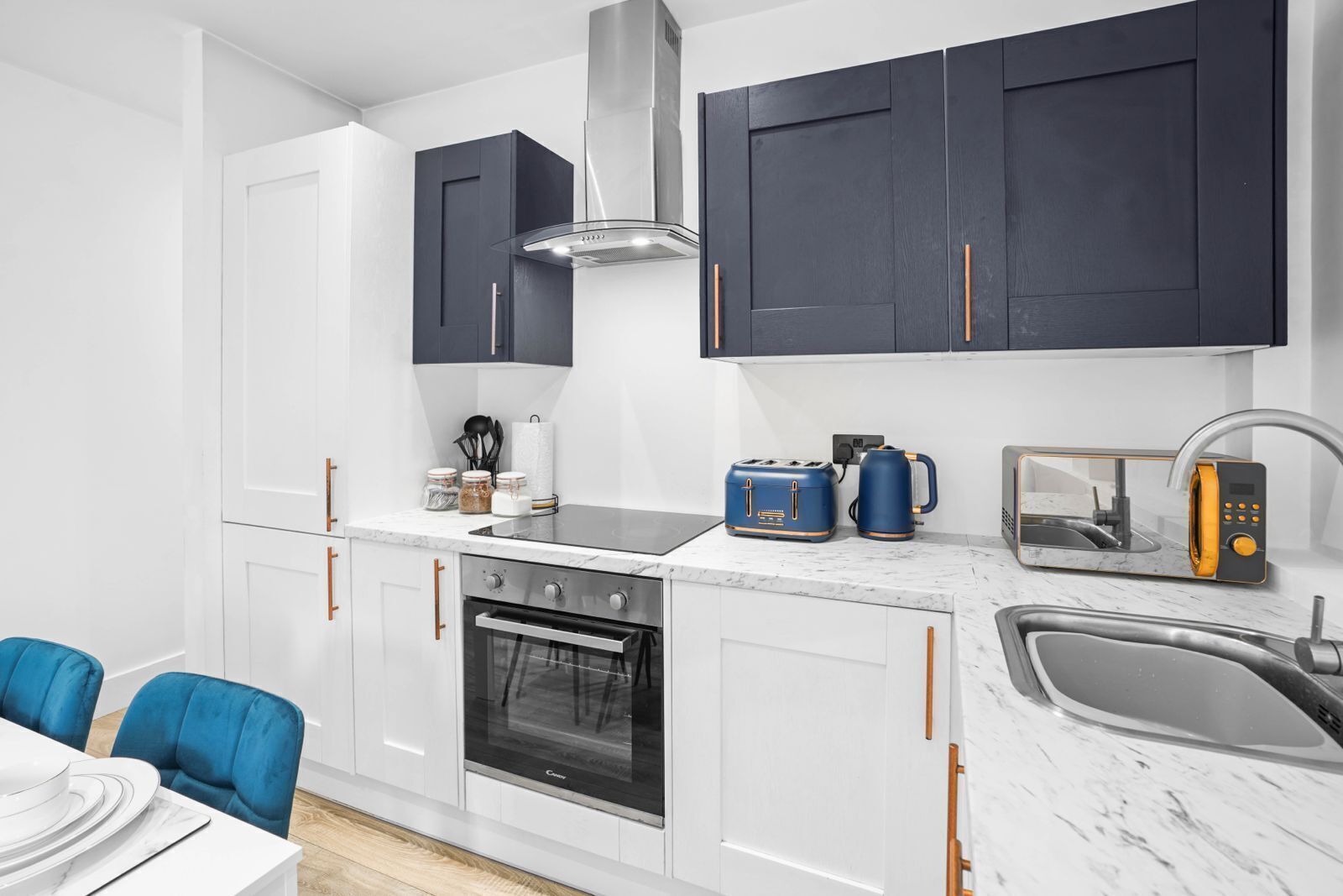 Kjøleskap, mikrobølgeovn, ovn og kokeplater