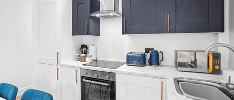 ثلاجة، ميكروويف، فرن، موقد طهي مسطح