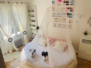 3 bedrooms, iron/ironing board, Internet, bed sheets