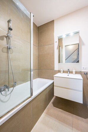 Camera 2 | Bathroom | Shower, bidet - Piano Nobile  (Naples)