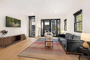 Televisie, een open haard en een kantoor