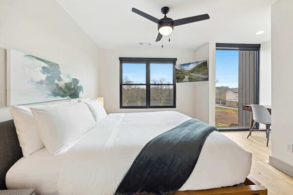 2 bedrooms, desk, iron/ironing board, WiFi