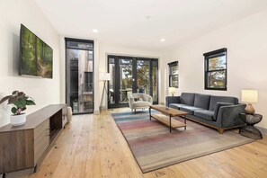 Télévision, cheminée, espaces bureaux