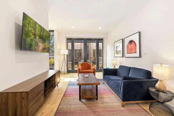 Een televisie en een kantoor