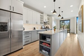 Réfrigérateur, four à micro-ondes, un four, surface de cuisson
