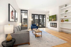 Televisor, llar de foc i oficines 