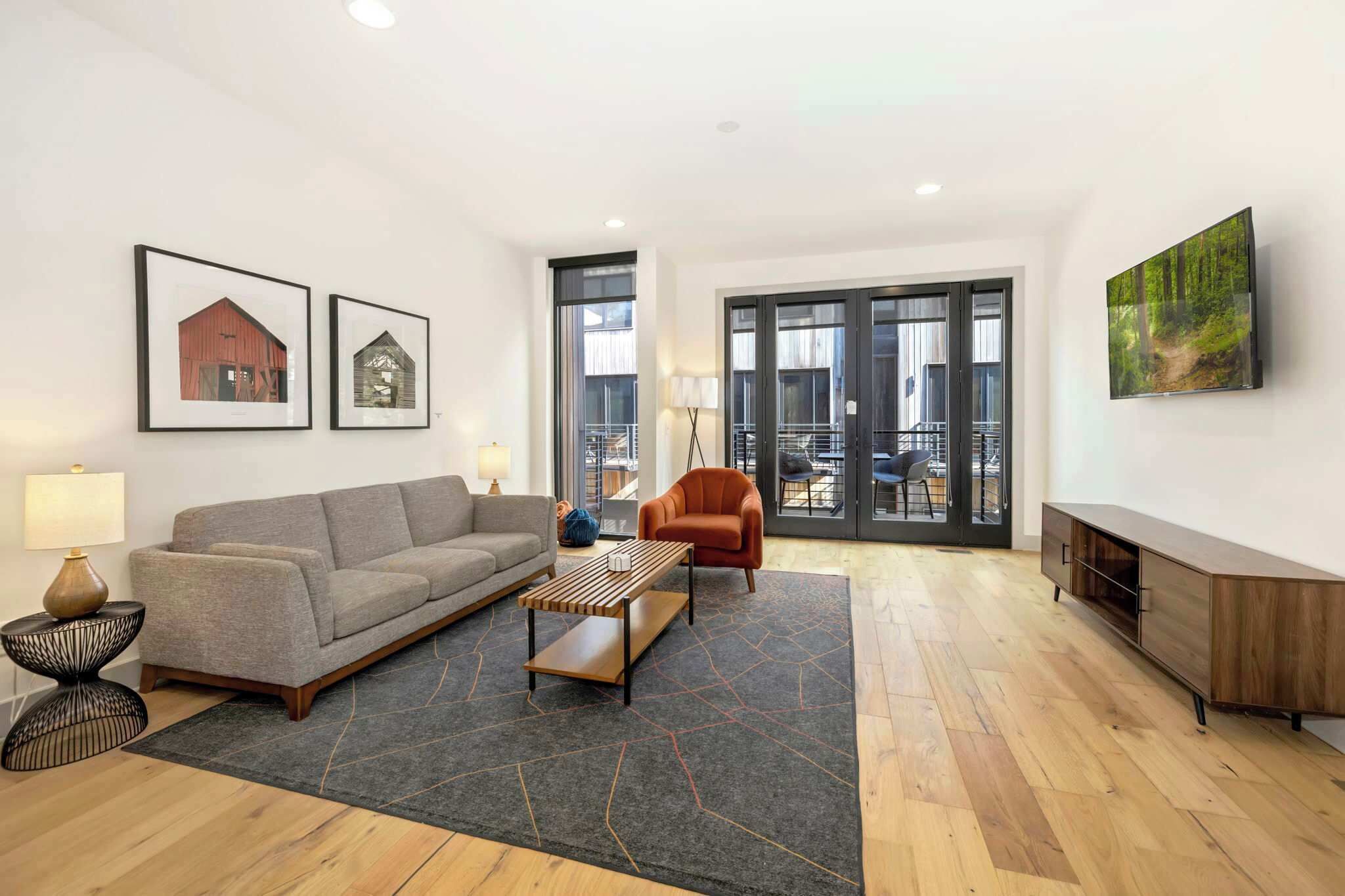 Televisión, chimenea y oficina 