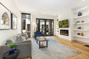 Een televisie en een kantoor