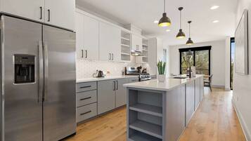 Coffee/tea maker, fridge, microwave, oven