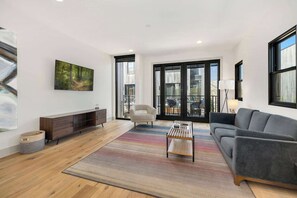 Televisión y oficina 