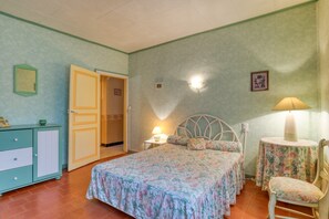 3 habitaciones, tabla de planchar con plancha y ropa de cama 