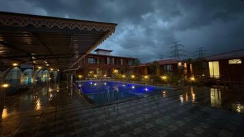 Una piscina al aire libre