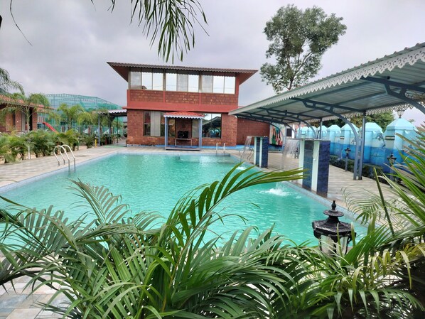 Una piscina al aire libre