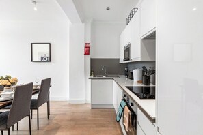 Een magnetron, een oven, een vaatwasser