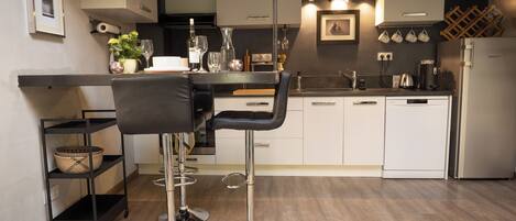 Kühlschrank, Mikrowelle, Ofen, Herdplatte