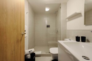 Shower, hair dryer, towels, shampoo