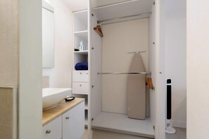 Suihku, hiustenkuivaaja, pyyhkeet