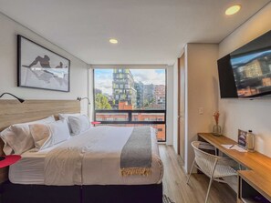 1 habitación, escritorio, tabla de planchar con plancha y wifi 
