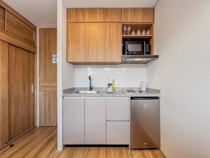 Køleskab, mikrobølgeovn, ovn, kogeplade