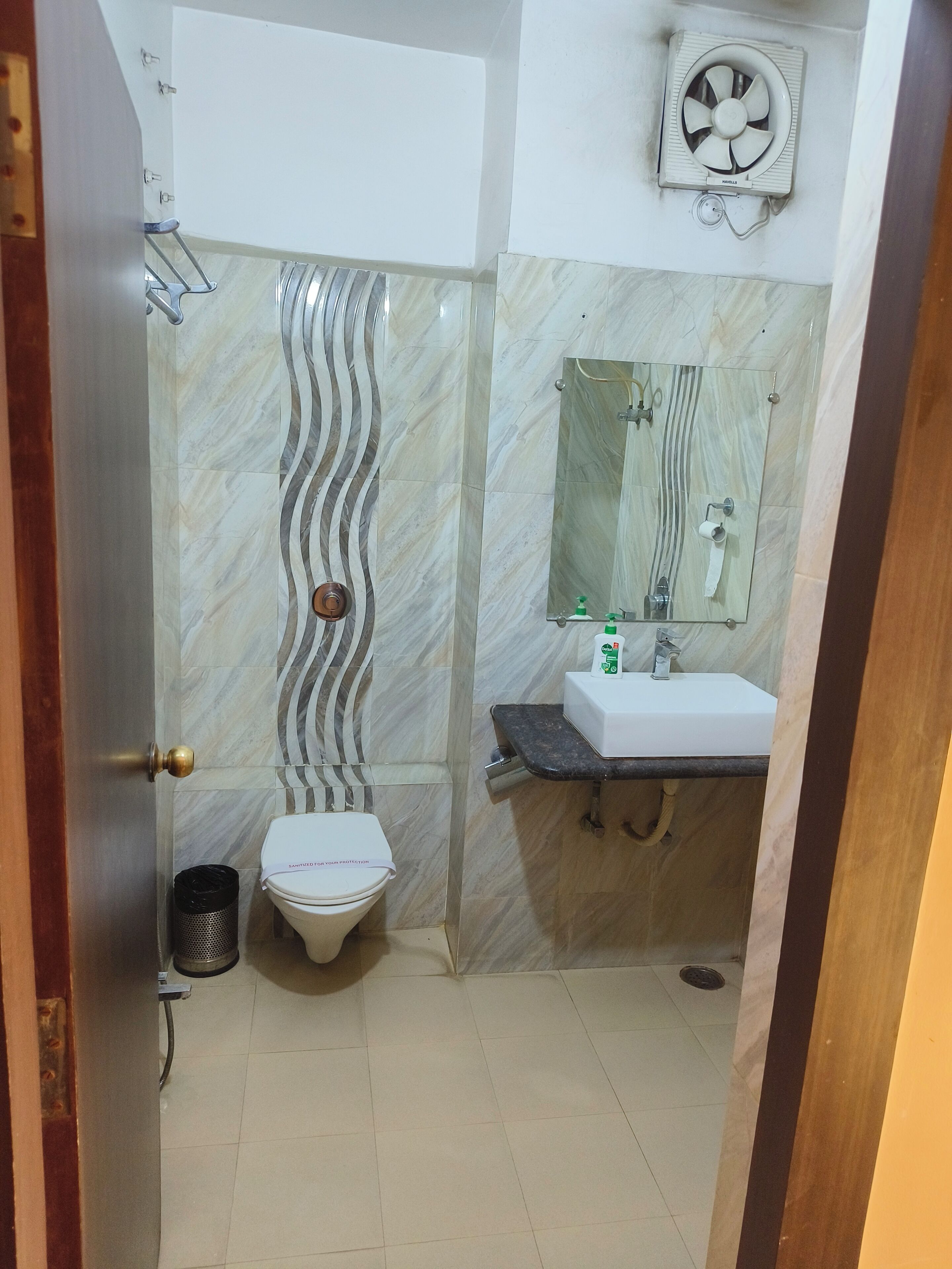 Dusche, kostenlose Toilettenartikel, Handtücher, Seife