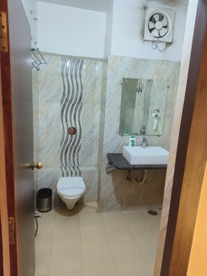 Douche, articles de toilette gratuits, serviettes fournies, savon