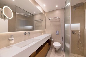 Apartment | Badezimmer | Dusche, Regendusche, kostenlose Toilettenartikel, Haartrockner