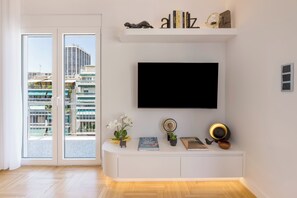 Apartment | Living room | 38-inch Smart TV with satellite channels - Michalakopoulou Cover & Bright Apartment (Athens)