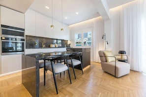 apartman | Privát konyha | Nagyméretű hűtő/fagyasztó, mikrohullámú sütő, sütő és főzőlap