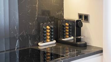 Apartamento | Cozinha privada | Geladeira grande, micro-ondas, fogão, cooktop