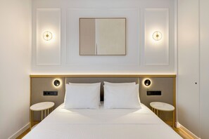 Apartment | Desk, soundproofing, iron/ironing board, cribs/infant beds - Michalakopoulou Cover & Bright Apartment (Athens)